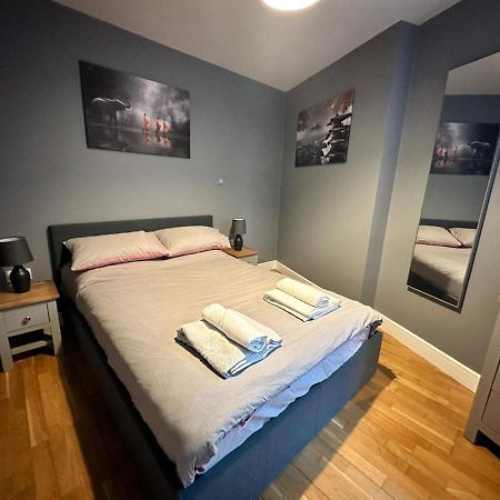 Fantastic And Modern City Centre Flat With Free Parking! Cardiff Buitenkant foto