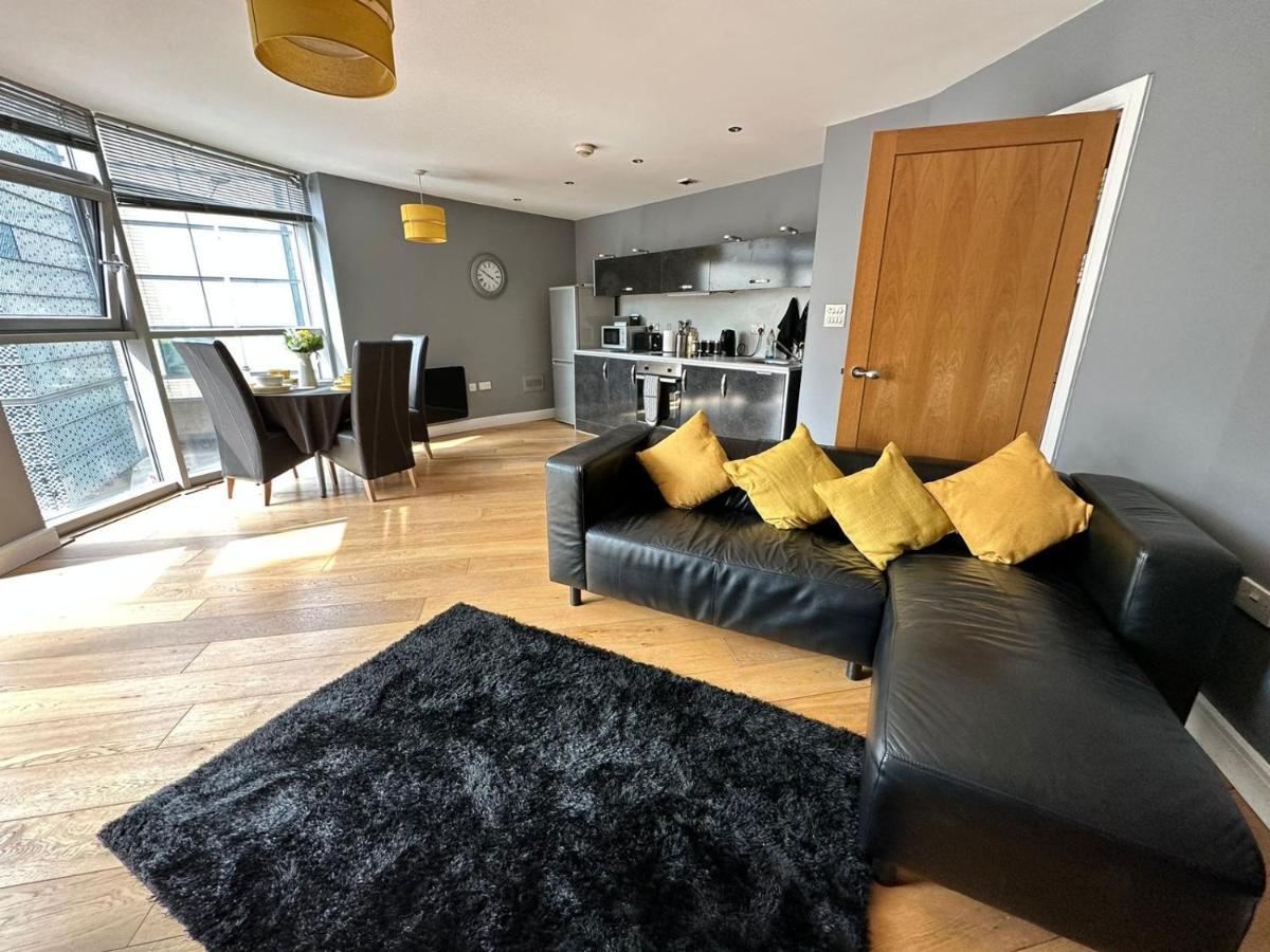 Fantastic And Modern City Centre Flat With Free Parking! Cardiff Buitenkant foto