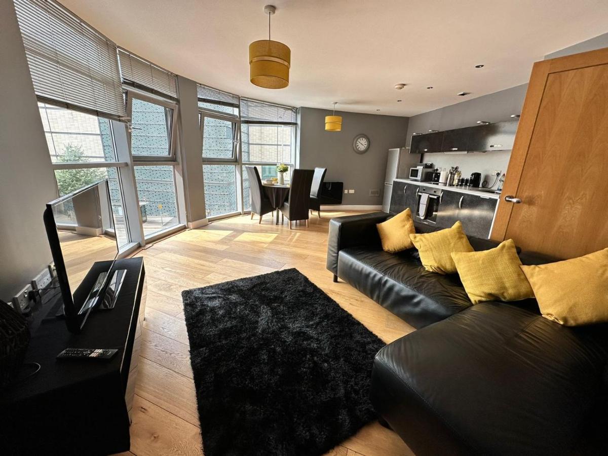 Fantastic And Modern City Centre Flat With Free Parking! Cardiff Buitenkant foto