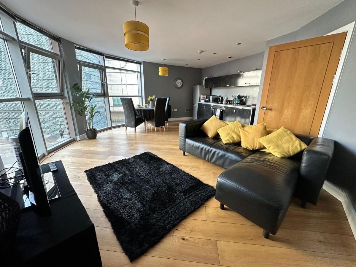 Fantastic And Modern City Centre Flat With Free Parking! Cardiff Buitenkant foto