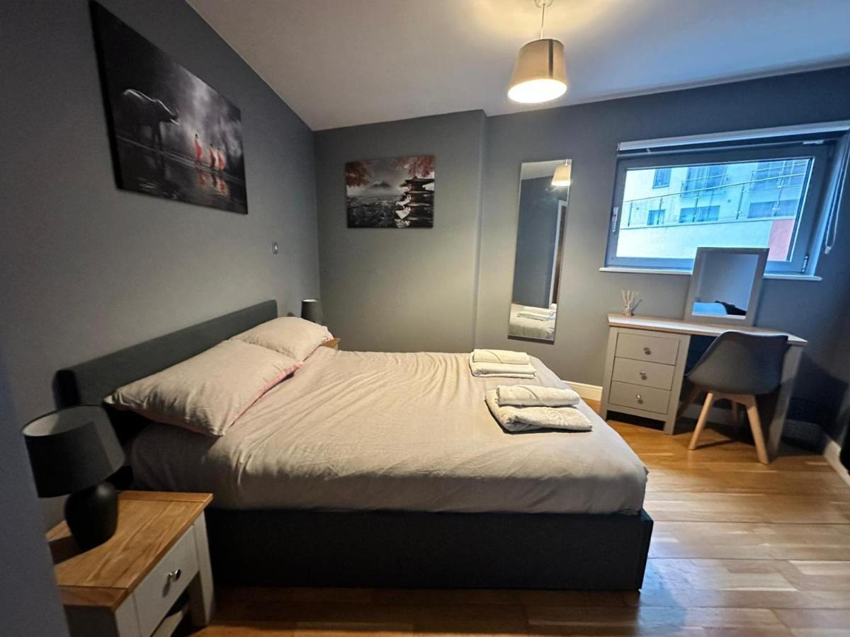 Fantastic And Modern City Centre Flat With Free Parking! Cardiff Buitenkant foto